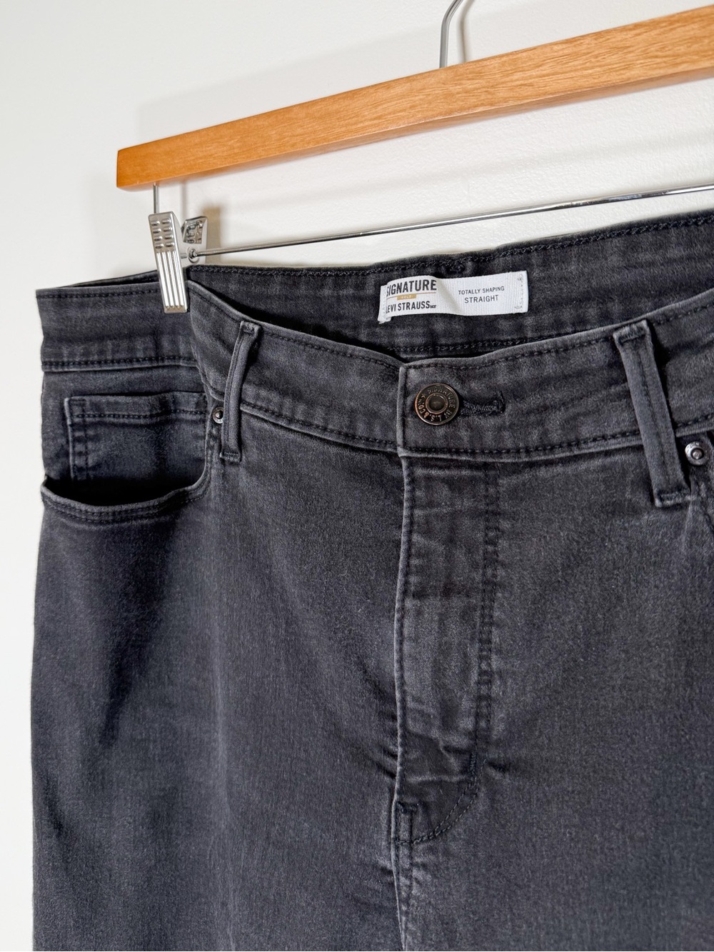 Signature Men's Straight Jeans in Charcoal Black 16m W33 L30